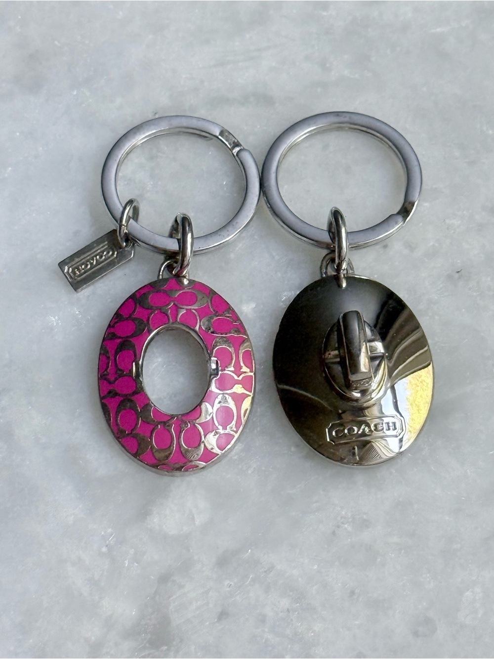Vintage Coach Pink Enamel Signature Turnlock Valet Keyring Silver Hardware - Picture 7 of 8